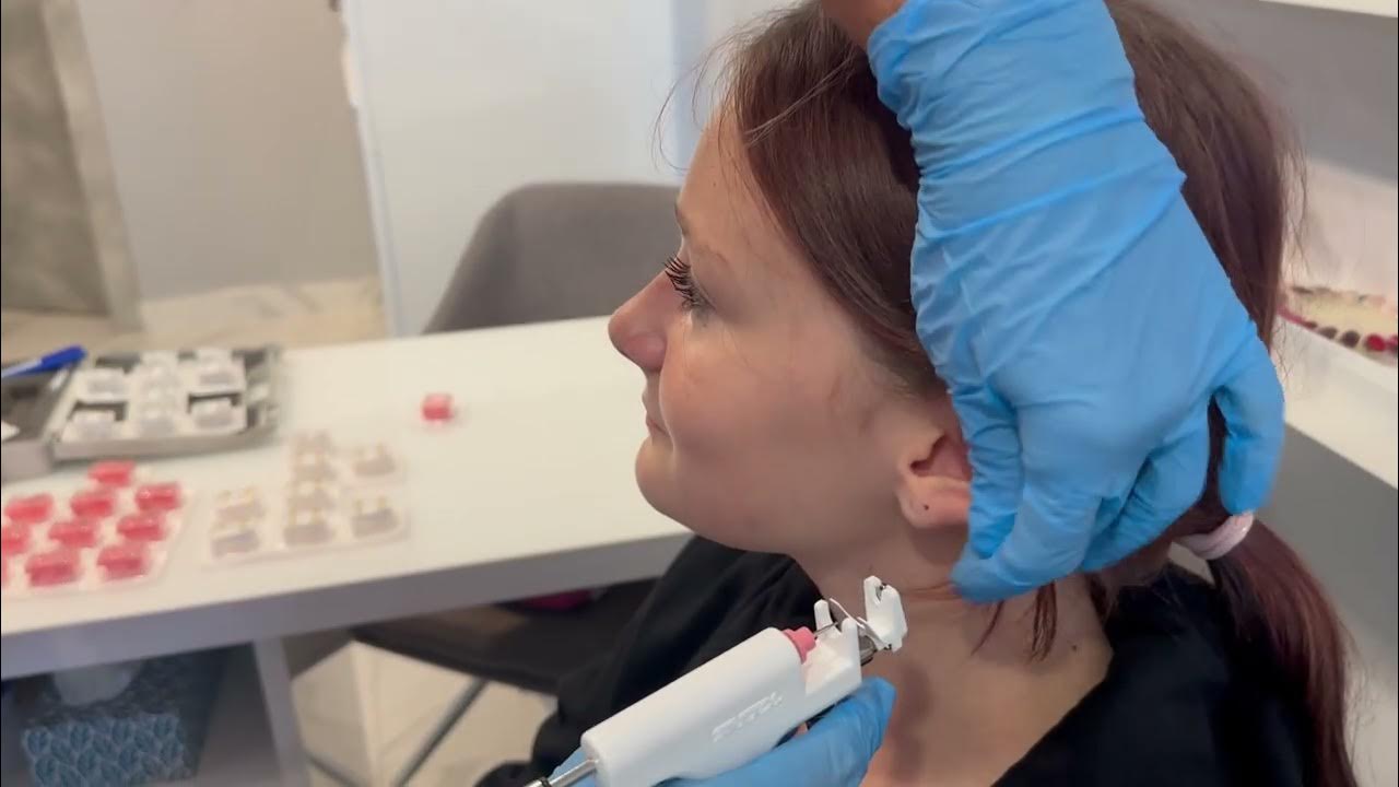 Przebijanie uszu pistoletem Studex - YouTube