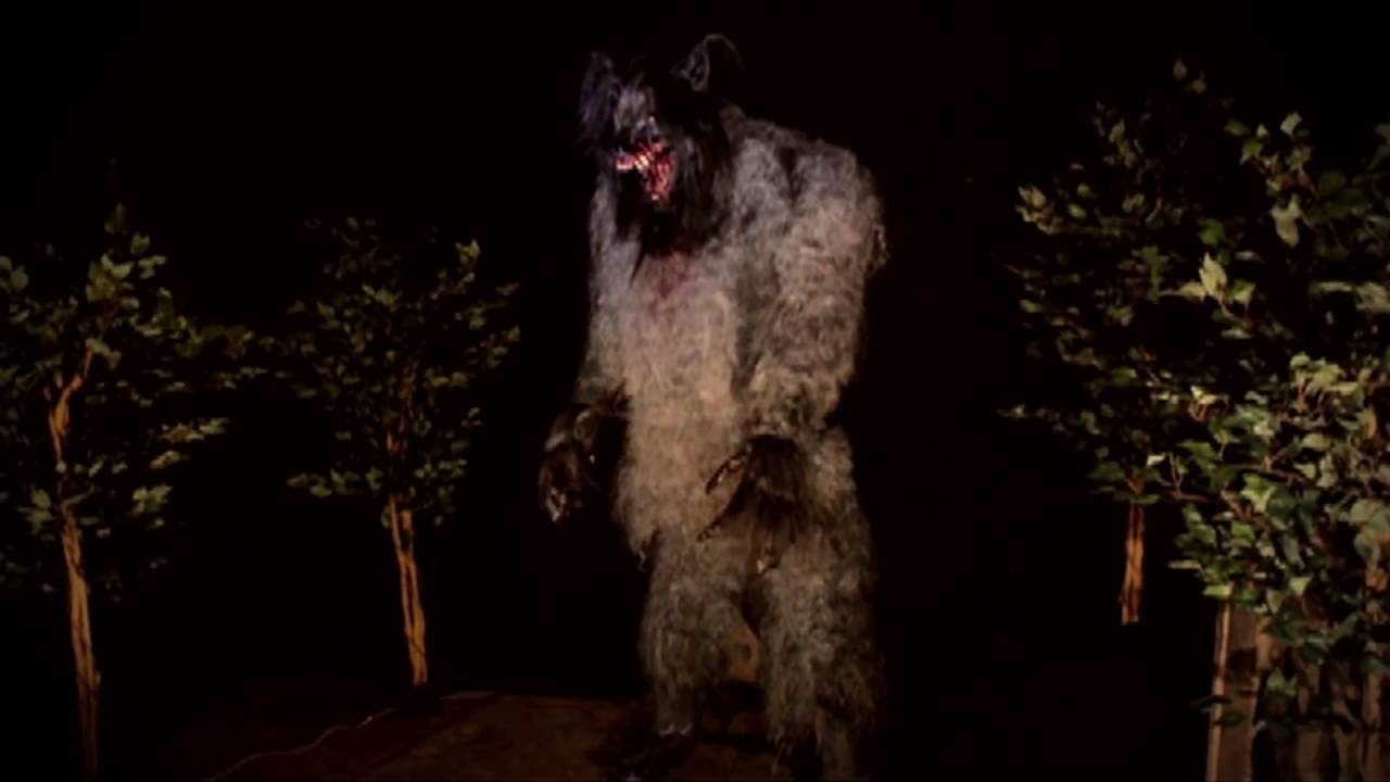 Colossal Lunging Werebeast - Halloween Prop