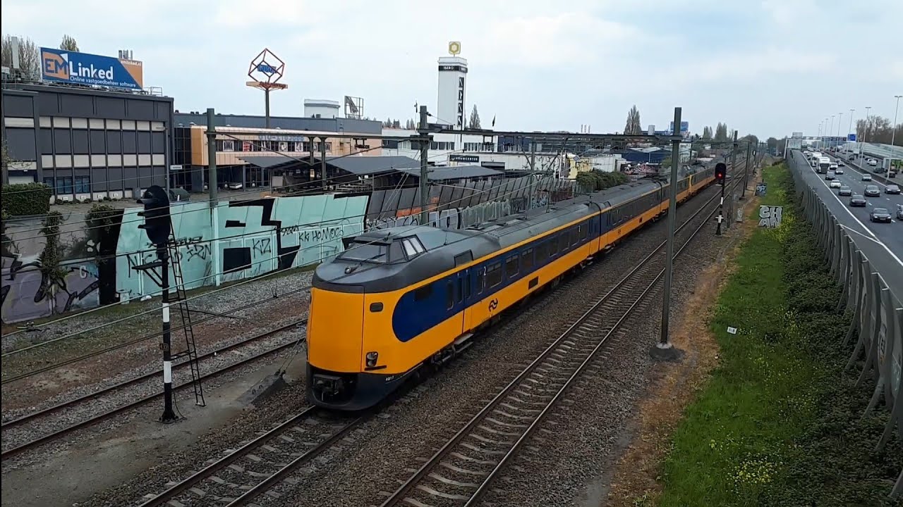 ICMm 4017+4033 als trein 2848 van Utrecht naar Rotterdam bij Rotterdam