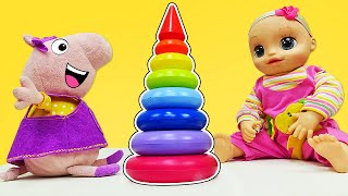 Piramide per i bambini piccoli. La bambola Baby Alive e i giochi per bimbi. Divertente per bambini