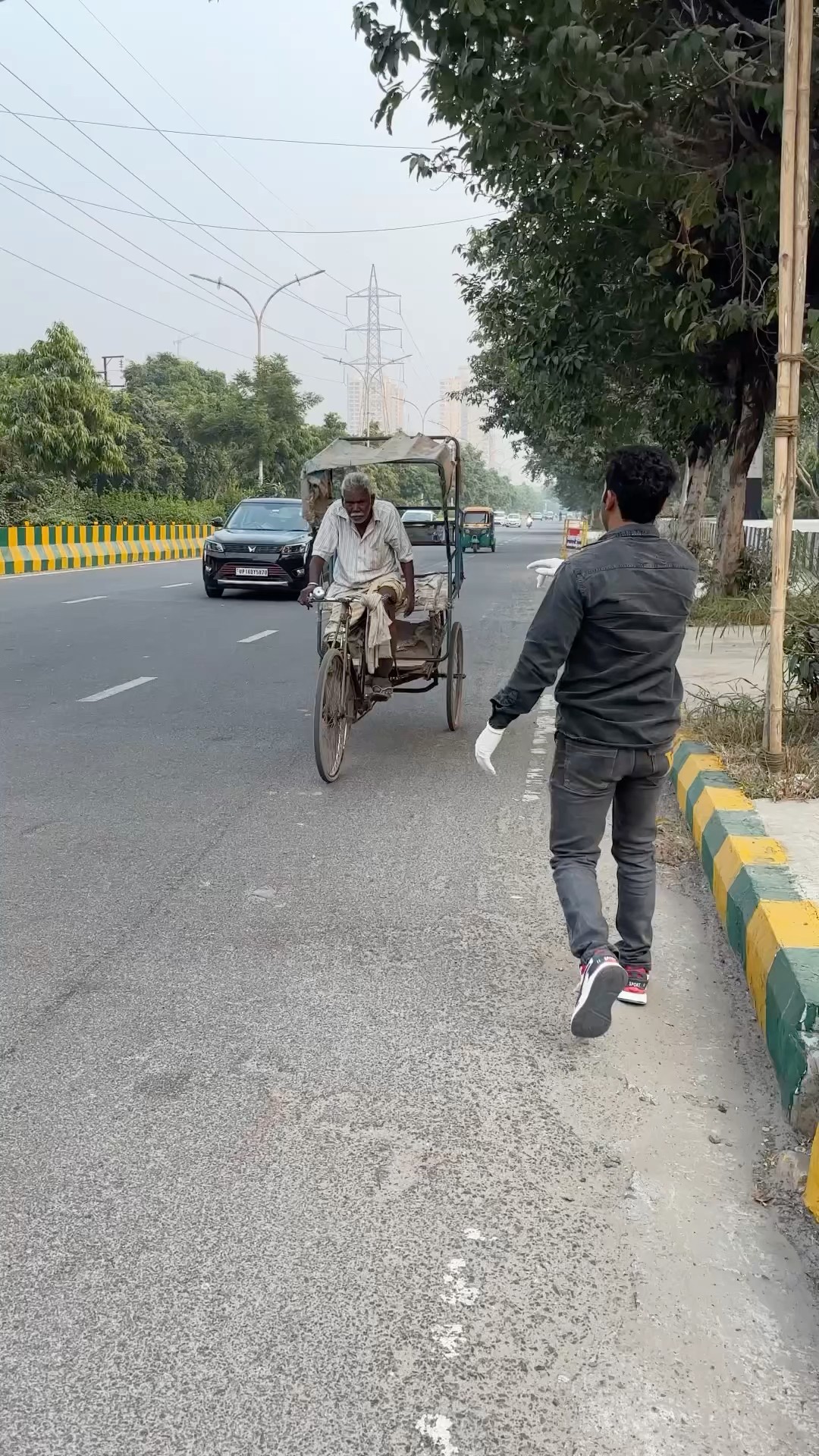 अंकल ने रुला दिया ???#humanity #respect #helping #trending #viralvideo #youtubeshorts ?