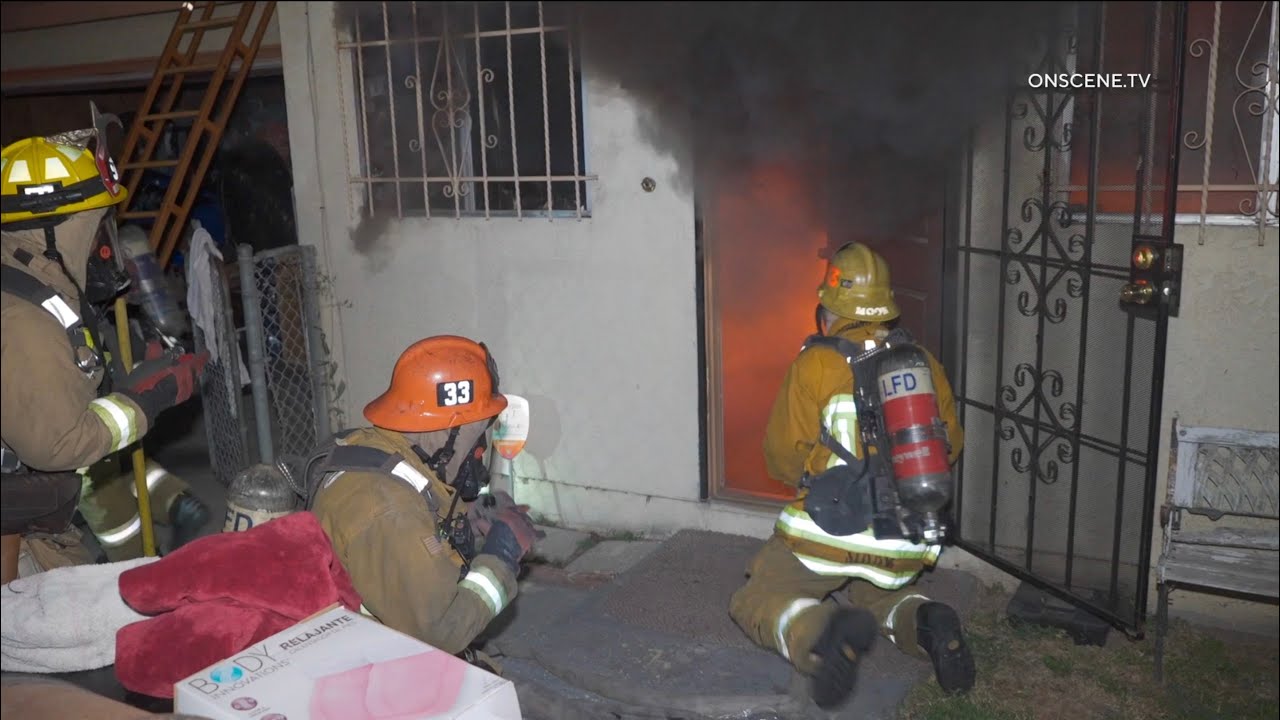 Firefighters Quickly Extinguish Residential Fire | Los Angeles - YouTube