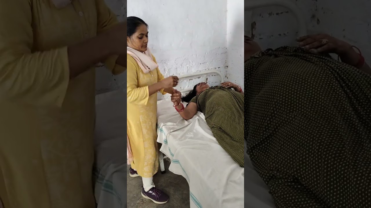 वृद्धाश्रम रायबरेली में डॉक्टर वंदना दीक्षित निशुल्क सेवा देती हुई