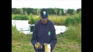Tommy Pickering shows how he mixes his method carp groundbait.wmv