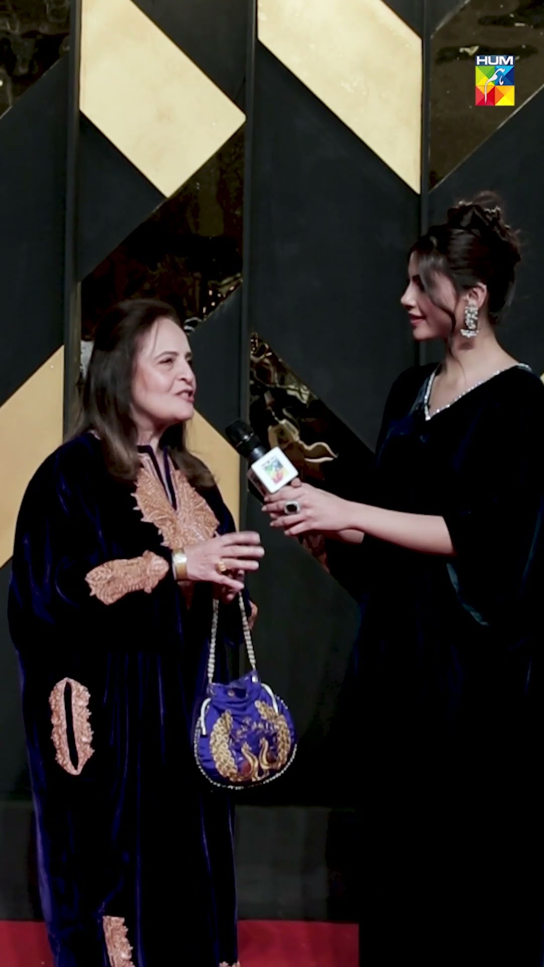 Talented Hina Khawaja Bayat made a striking appearance on the red carpet ?✨ #20YearsOfHUM