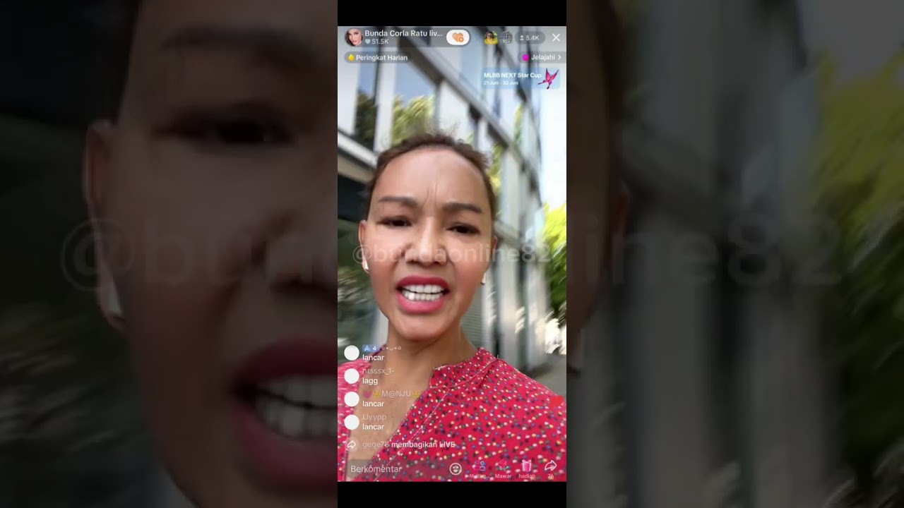 BUNDA CORLA SUDAH DI HAMBURG LAGI. MAU BELANJA KE TOKO VIETNAM. DI JALAN KETEMU BULE MINTA NO TELP 🤣