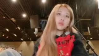 Video thumbnail of "Blackpink's Rosé plays the piano while singing "Can't help falling in love""