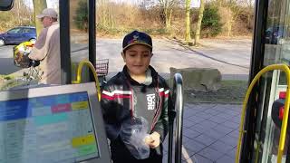 Junge verarscht Busfahrer mit Haselnüsse....  . Resimi