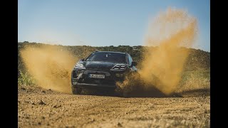 Porsche Macan elettrica su strada con Timo Bernhard