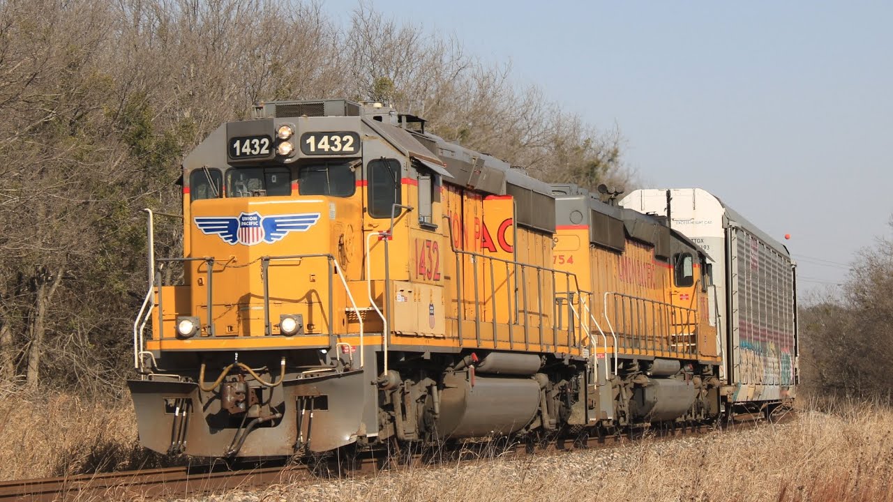 1432 R Union Pacific 1432 leads Law 51 south out of Taylor Texas(1/17/26 ...
