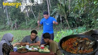 mancing ikan di sawah untuk makan malam bersama keluarga, sambel ikan betik, masakan desa