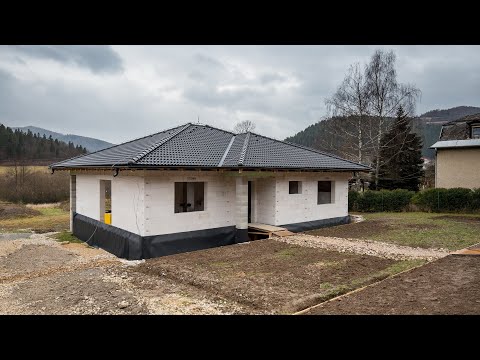 Video: Malý domček s jednoduchým a elegantným dizajnom v Nemecku