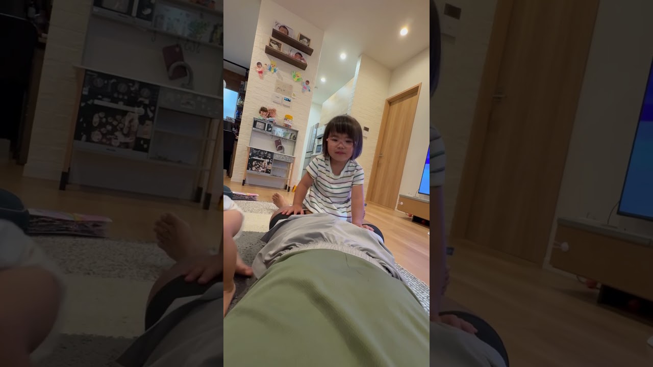 パパと戯れ👶 #しまいにっき#年子姉妹＃1歳児#3歳児＃4歳児#shorts #育児#子育て#子供のいる暮らし