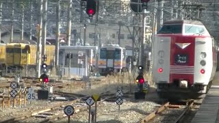 新見駅を発車する381系特急やくも