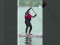 El divertido momento que protagonizó Ed Davey mientras practicaba paddle board