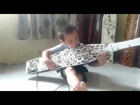 Viral!!! Anak kecil orang dayak jago main alat musik Sape' #Dayak #Kalimantan