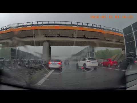 A4 Tarnów-Kraków 18.07.2021 - Barany "parkują" pod wiaduktem na autostradzie