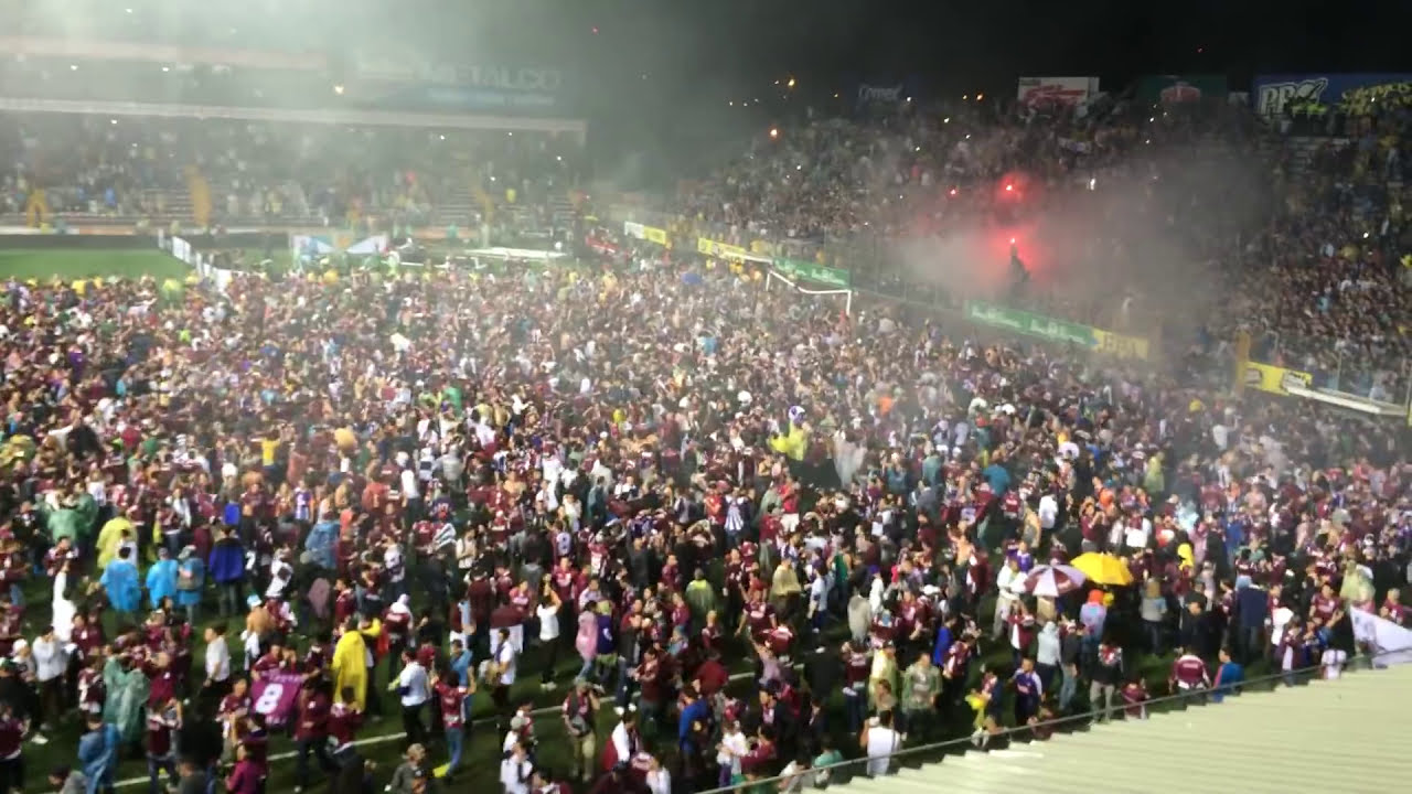 Saprissa Campeon! 🏆30 Aficionados invaden en minutos la cancha! 2014.