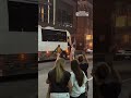 Benson Boone incanta i fan con delle acrobazie dopo un concerto
