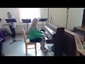 Māmiņdienas dievkalpojumā klavieres spēlē Evelīna