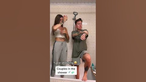 Couples in the shower - lesbian queer edition 🏳️‍🌈