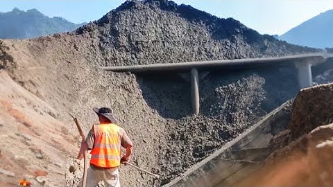 Barge unloading 3460 tons of phosphate rock - Part 1 - Relaxing video - Vlog of work on the barge