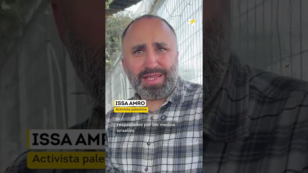 مستوطن إسرائيلي يلقي الحجارة على منزل فلسطيني