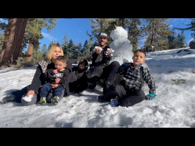 guerra de bolas de nieve en las montañas de Big Bear 