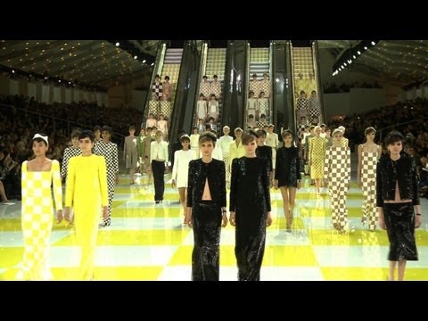 A Louis Vuitton deu um baile no Louvre. Perdão, um desfile - Moda - Máxima