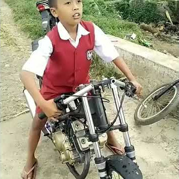 Anak kecil naik motor drag