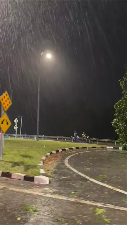 Kejadiaan pokok tumbang di tanah putih Kuantan.. Semoga dipermudahkan segala urusan.