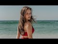 Larissa Manoela completa 18 anos e sensualiza de biquíni na praia