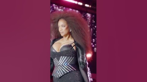 Tyra Banks made her return to the Runway (and the Victoria’s Secret family) after nineteen years.