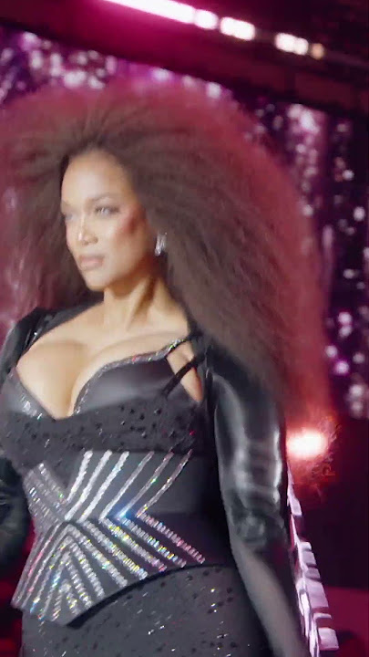 Tyra Banks made her return to the Runway (and the Victoria’s Secret family) after nineteen years.