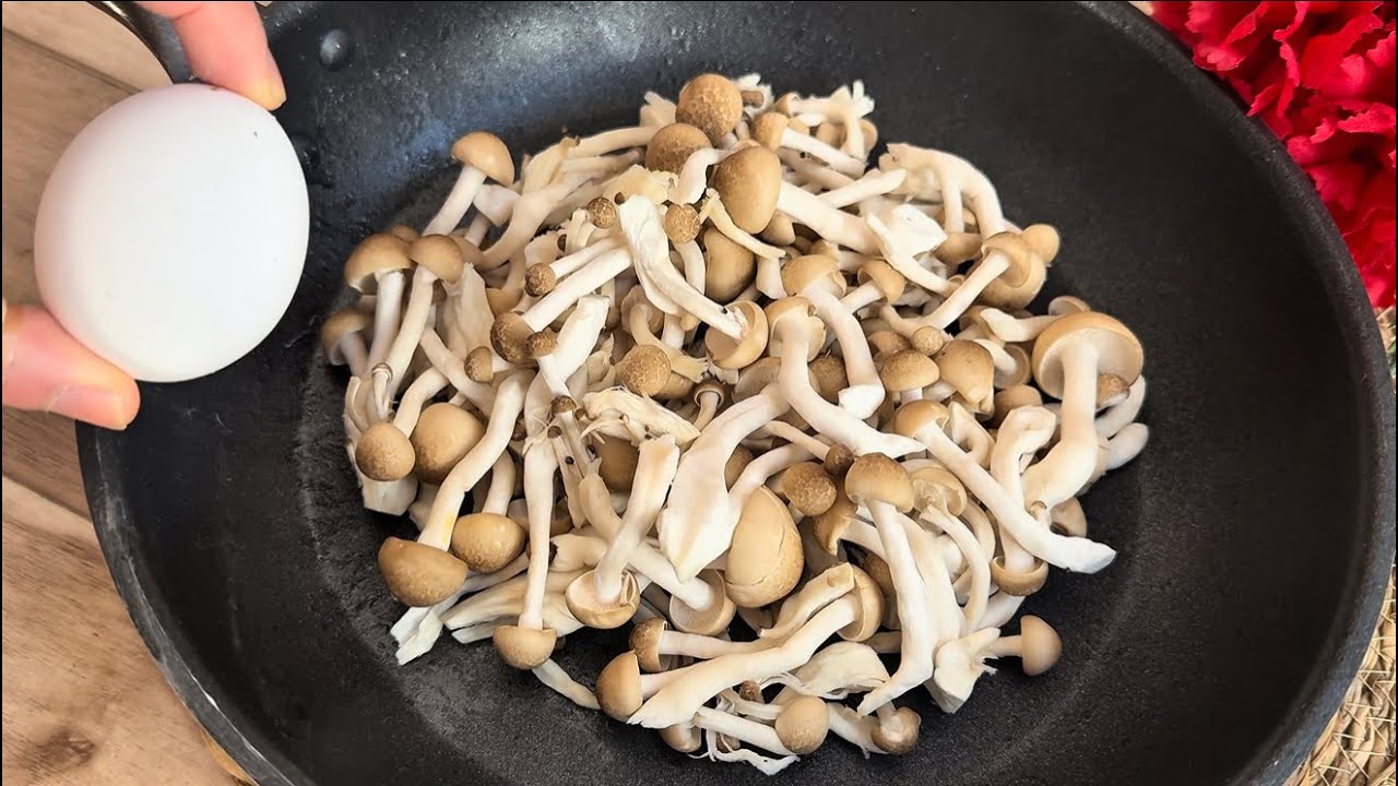 Pouring eggs over mushrooms and the result was truly surprising...