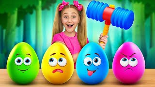 Sasha abre enormes huevos de juguete con sorpresas