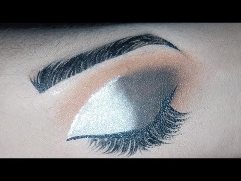 Cut crease eyeshadow tutorial // cut crease eye makeup - YouTube