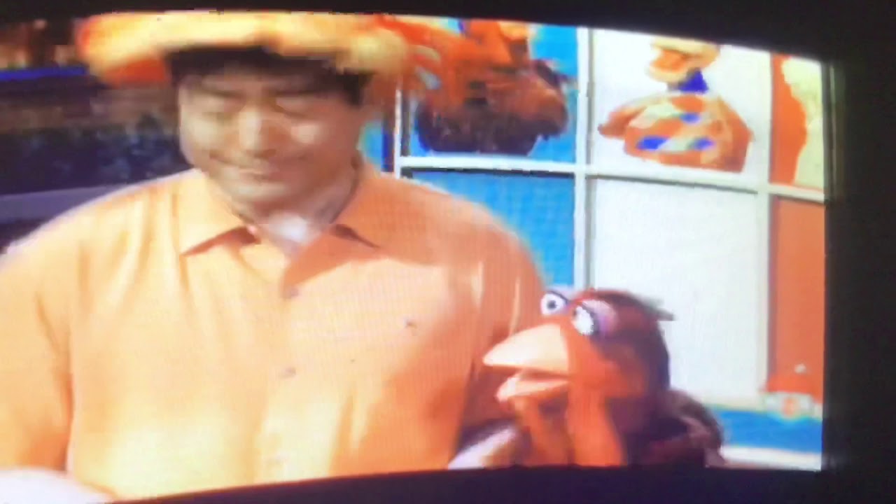 Muppet chickens beak syncs to the yip yips - YouTube
