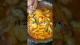 떡볶이에 핫도그? 이건 반칙이지