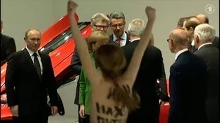 Путин и FEMEN. Видео с акции(Акция FEMEN на ярмарке в Ганновере 08.04.2013., 2013-04-08T12:26:29.000Z)