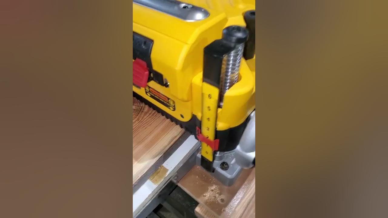 How to flatten a twisted board with a thickness planer. woodworker 