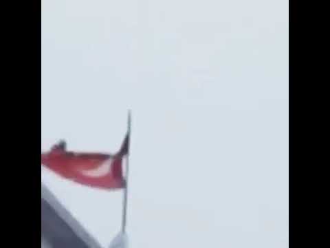Rüzgardan savrulan Türk bayrağımızı dalgalanmasına yardımcı olan adam gibi kuş