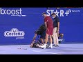У американского теннисиста во время матча случились судороги обеих ног