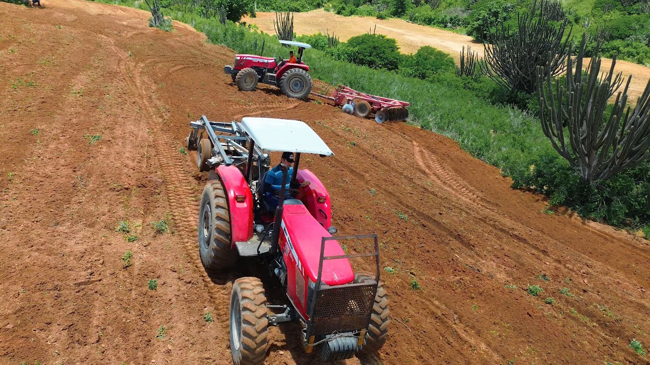 Dois tratores gradeando a terra próximo a pedra da macambira no povoado São José 