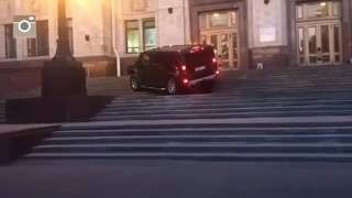 Хаммер на лестнице МГУ Москва