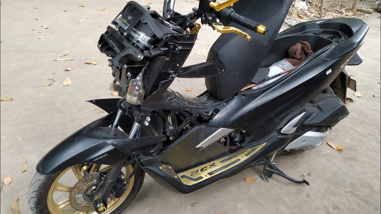 Honda PCX 2020 cara melepas lampu depan dan membuka cover bagian depan