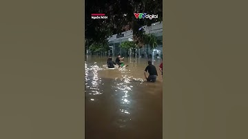 Thái Nguyên ngập sâu sau mưa lớn, nhiều tuyến phố tê liệt giao thông | VTV24