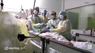 再び奪われる日常、世界各地でオミクロン株が猛威