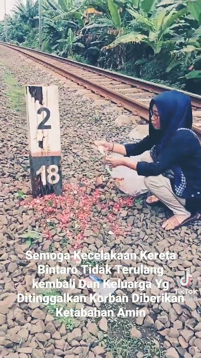 Seorang Ibu Menangis  Karena anaknya meninggal Karena menjadi Korban kecelakaan kereta api Bintaro😞😞
