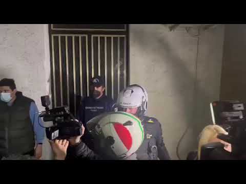 Πάτρα: Η Αστυνομία επιχειρεί να απομακρύνει το πλήθος έξω από το σπίτι της Ρούλας Πισπιρίγκου